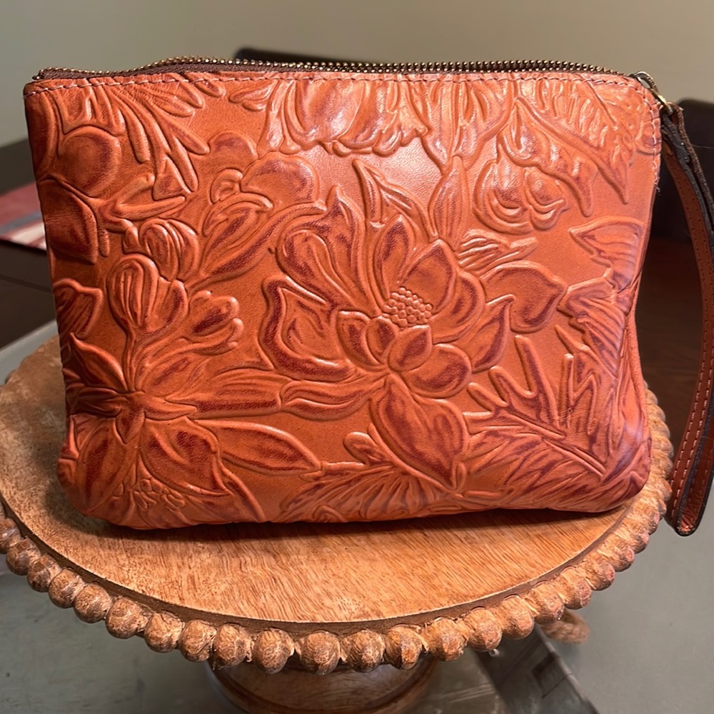 Leather wristlet- great condition